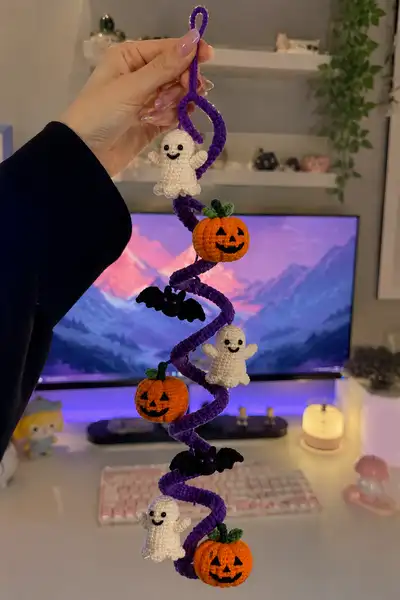 Purple Spiral Halloween Garland with Ghosts and Pumpkins Amigurumi Pattern step 1 - construction progress