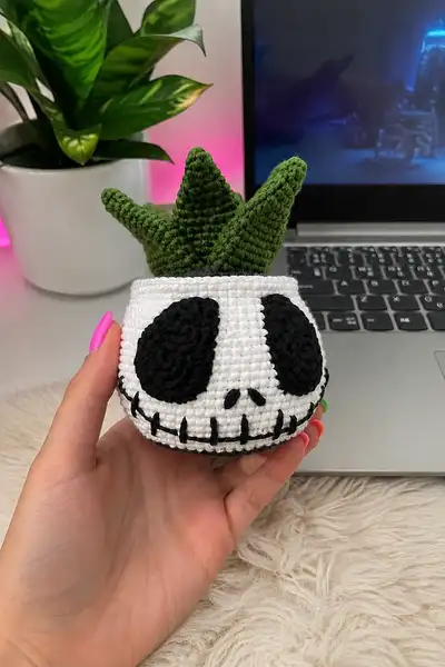 Skull Succulent Planter Amigurumi Pattern step 1 - construction progress