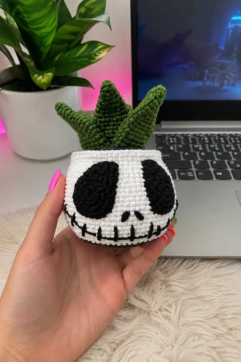 Free crochet pattern: Skull Succulent Planter Amigurumi Pattern - Intermediate level tutorial