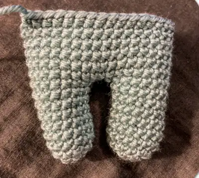 Dead Crewmate Amigurumi Pattern step 3 - details and accessories
