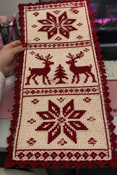 Nordic Snowflake and Reindeer Christmas Table Runner Pattern step 1 - construction progress