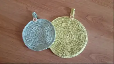 Crochet Double-Sided Round Potholders Pattern step 2 - assembly progress