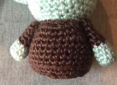 Baby Alien Amigurumi Pattern step 3 - details and accessories