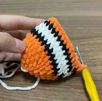 Clownfish (Nemo) Amigurumi Pattern step 2 - assembly progress