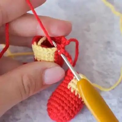 Iron Man Amigurumi Pattern step 3 - details and accessories
