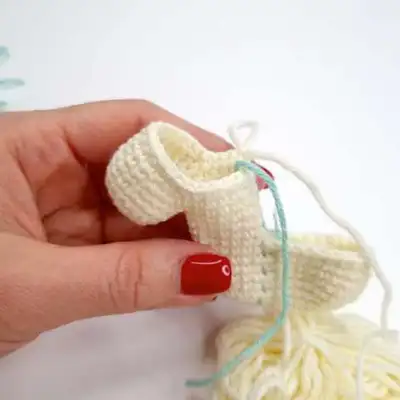 Merry-go-round Amigurumi Pattern step 3 - details and accessories