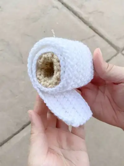 Angry Toilet Paper Amigurumi Pattern step 2 - assembly progress
