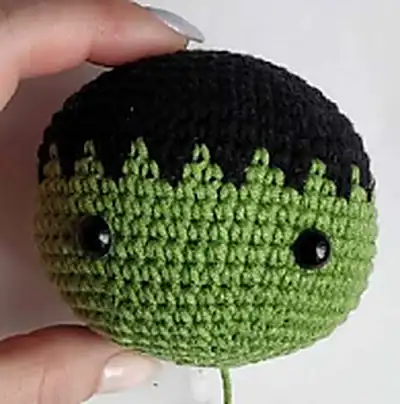 Mini Hulk Amigurumi Pattern step 2 - assembly progress