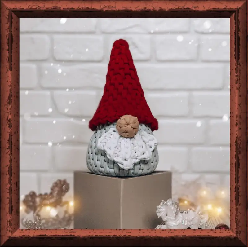 Free Intermediate crochet pattern: Christmas Basket Car Amigurumi Pattern - Easy to follow tutorial