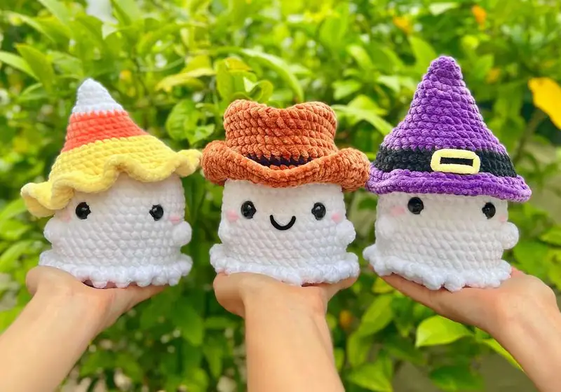 Free Intermediate crochet pattern: No Sew Ghosts Wearing Hats Amigurumi Pattern - Easy to follow tutorial