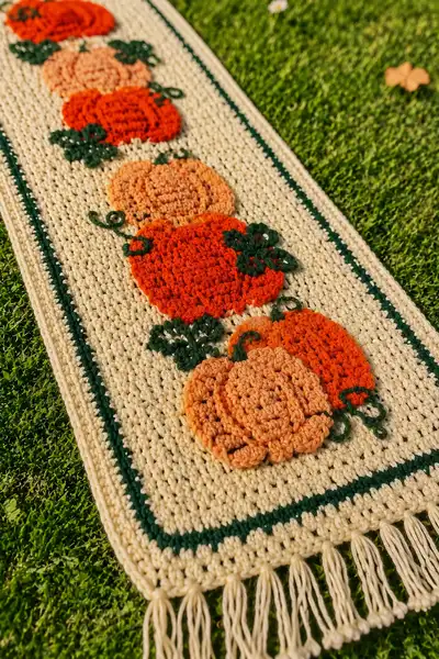 Rustic Farmhouse Pumpkin Patch Table Runner Pattern step 2 - assembly progress