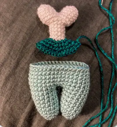 Dead Crewmate Amigurumi Pattern step 4 - final assembly and finishing