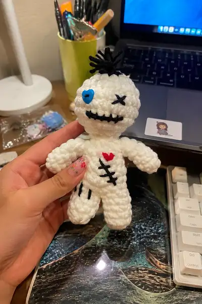 Halloween Spooky Voodoo Doll Amigurumi Pattern step 1 - construction progress