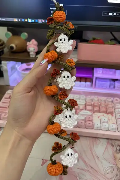 Cozy Autumn Spiral Halloween Garland with Phantoms and Little Pumpkins Pattern step 1 - construction progress