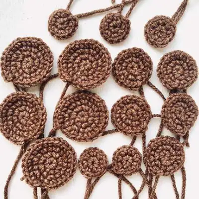 Ollie the Giraffe Amigurumi Pattern step 4 - final assembly and finishing