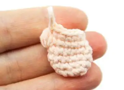 Granny Claus Amigurumi Pattern step 4 - final assembly and finishing