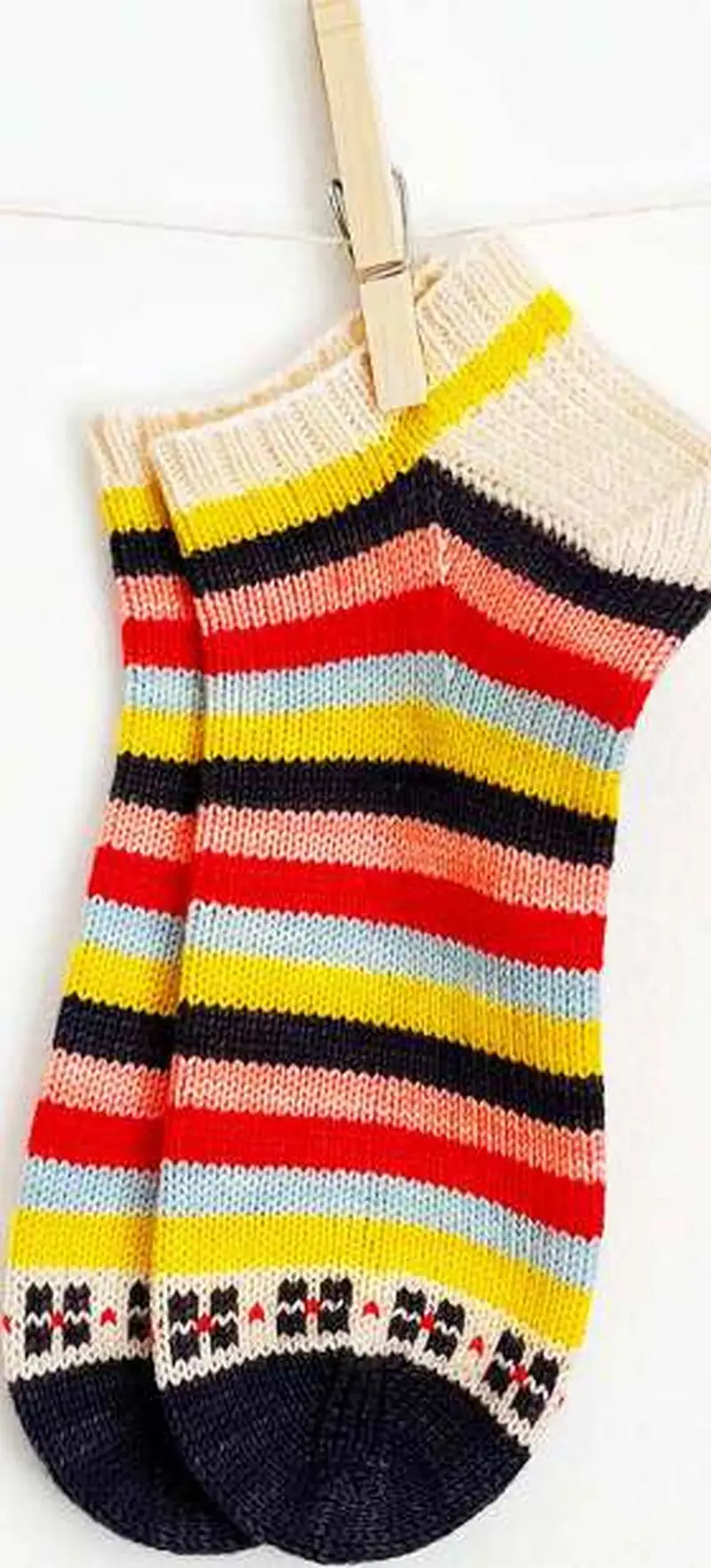 Free Intermediate crochet pattern: Folk Flower Socks Pattern - Easy to follow tutorial