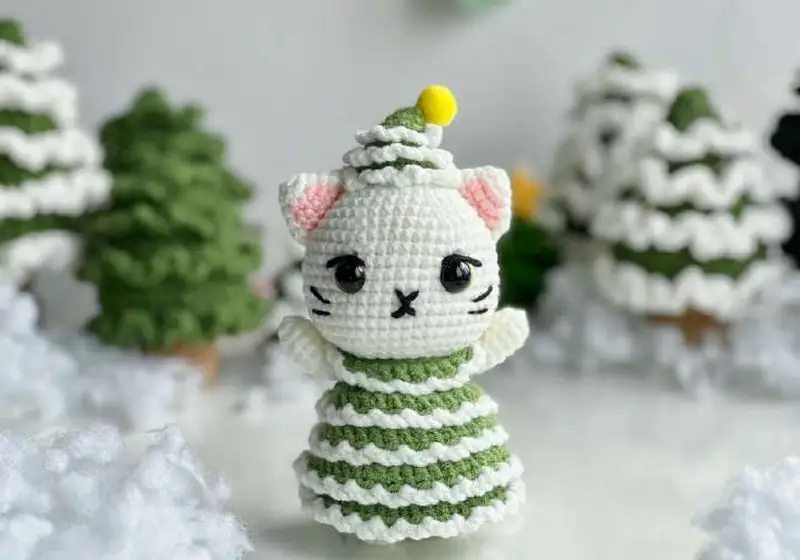 Free Intermediate crochet pattern: Christmas Tree Cat Amigurumi Pattern - Easy to follow tutorial