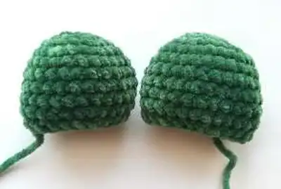 Frog Pillow Amigurumi Pattern step 4 - final assembly and finishing