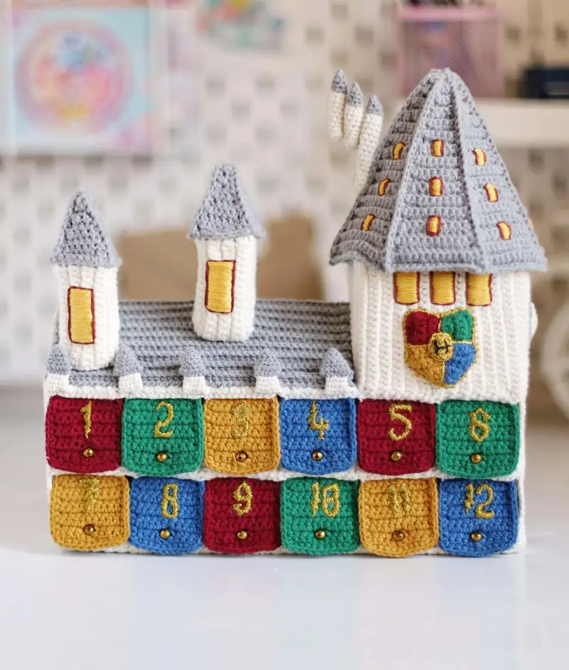 Free Beginner Friendly crochet pattern: Hogwarts House Scarf Pattern - Easy to follow tutorial