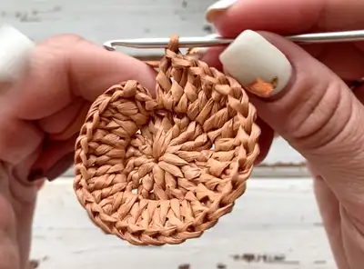 Round bag with raffia yarn Pattern step 3 - details and accessories