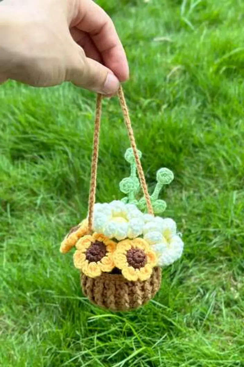 Free crochet pattern: Daisy Flowers Car Hanging Pattern - Intermediate level tutorial