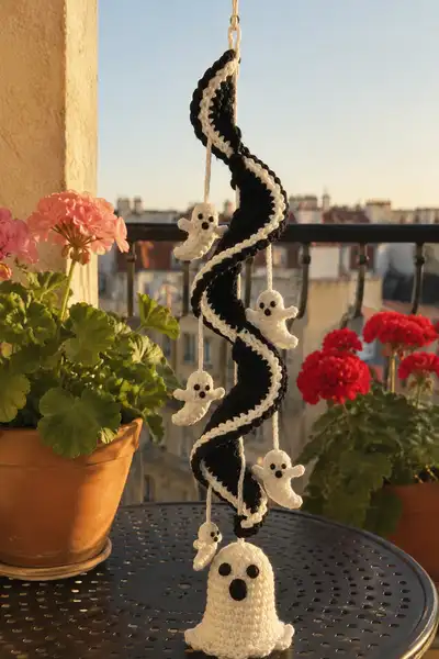 Spooky Spiral Garland with Tiny Ghosts Pattern step 1 - construction progress
