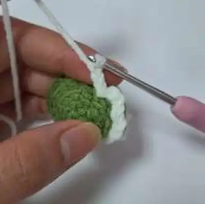 Christmas Tree Cat Amigurumi Pattern step 3 - details and accessories