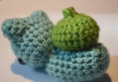 Bulbasaur Amigurumi Pattern step 4 - final assembly and finishing