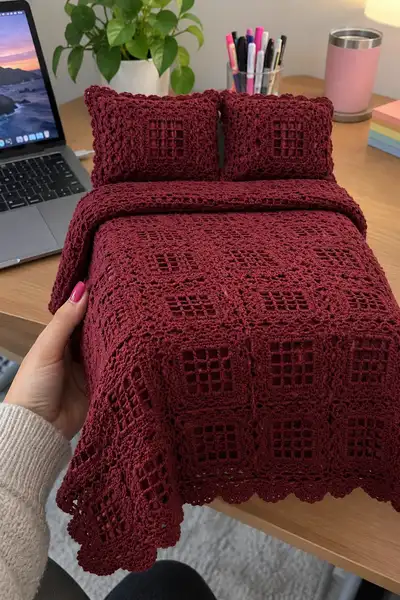 Burgundy Lace Bedspread Pattern step 1 - construction progress