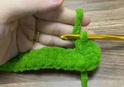 Grinch Slippers Amigurumi Pattern step 4 - final assembly and finishing