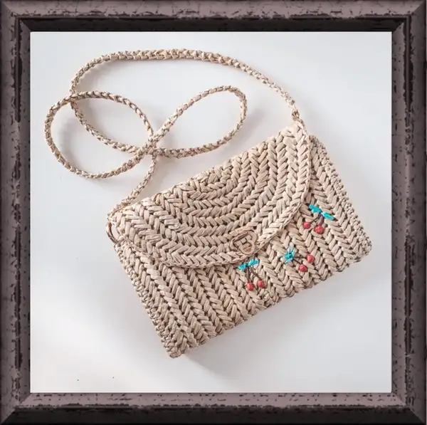 Clutch with raffia yarn Pattern