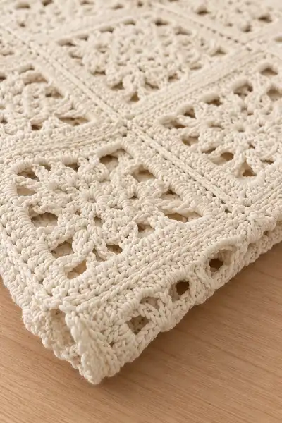 Pure White Lace Bedspread Pattern step 3 - details and accessories