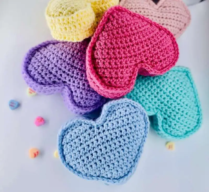 Free crochet pattern: Conversation Candy Hearts Amigurumi Pattern - Beginner Friendly level tutorial