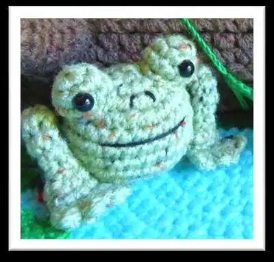 Frog Play Set Amigurumi Pattern step 2 - assembly progress