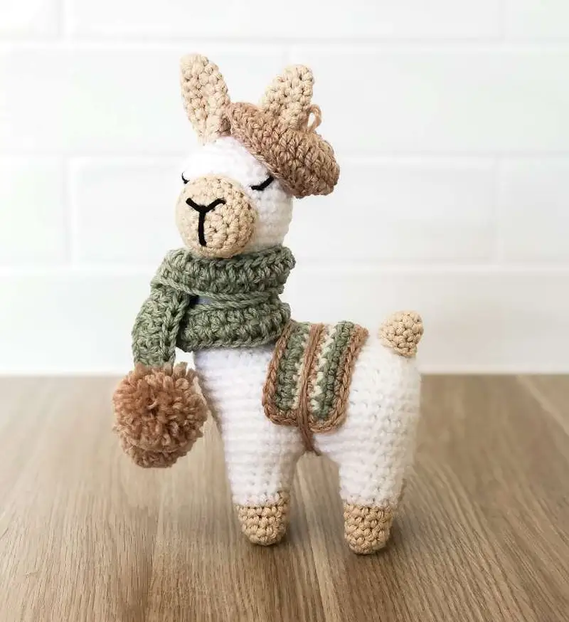 Free crochet pattern: Louisa Llama Amigurumi Pattern - Intermediate level tutorial