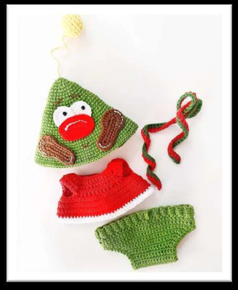 Free Intermediate crochet pattern: Christmas Tree Hat Clothes Amigurumi Pattern - Easy to follow tutorial