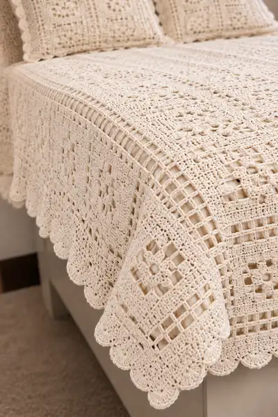 Cozy Farmhouse Bedspread Pattern step 3 - details and accessories