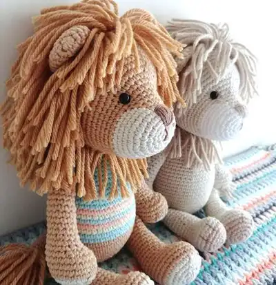 Alan the Lion Amigurumi Pattern step 3 - details and accessories