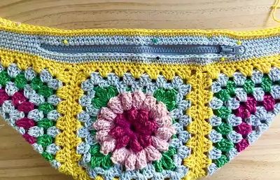 Floral Crossbody Bag Pattern step 3 - details and accessories