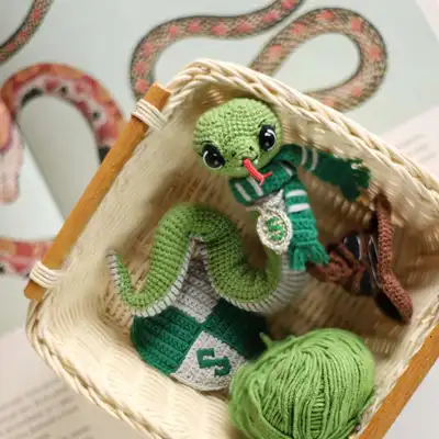 Snake Slythie Amigurumi Pattern step 3 - details and accessories