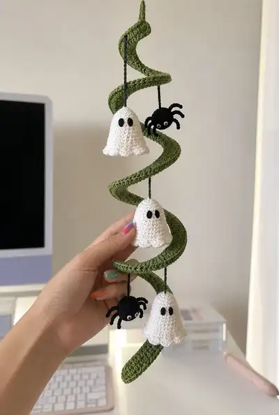 Green Spiral Halloween Garland with Little Phantoms and Spiders Amigurumi Pattern step 1 - construction progress