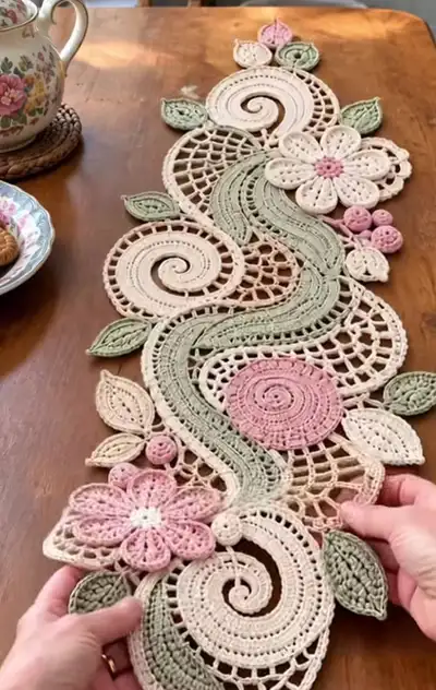 Floral Lace Table Runner Pattern step 1 - construction progress