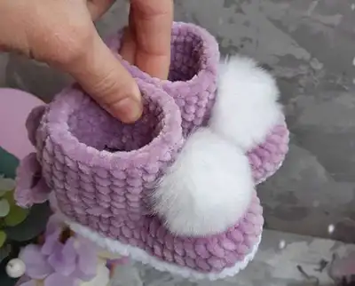 Plush Baby Booties Crochet Pattern step 1 - construction progress
