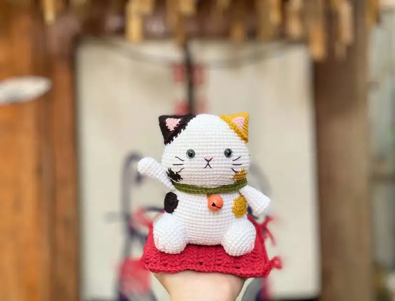 Free crochet pattern: Lucky Cat Amigurumi Pattern - Intermediate level tutorial