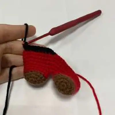Santa Christmas Cat Amigurumi Pattern step 4 - final assembly and finishing