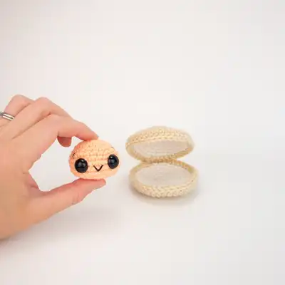 Cleo the Clam Amigurumi Pattern step 4 - final assembly and finishing
