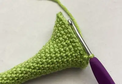 Clyde the Chameleon Amigurumi Pattern step 4 - final assembly and finishing
