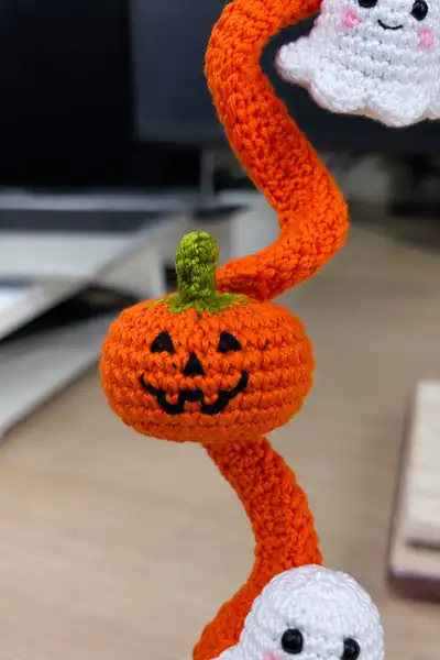 Orange Spiral Halloween Garland with Cute Ghosts and Pumpkins Pattern step 2 - assembly progress