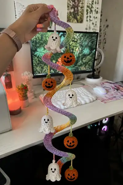 Rainbow Pastel Spiral Halloween Garland Pattern step 1 - construction progress